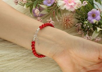 Bransoletka srebrna próby 925 z naturalnym koralem 6 mm. Długość 19+3 cm, zapięcie na karabińczyk. Elegancka i kobieca biżuteria z kamieniami.3.jpg
