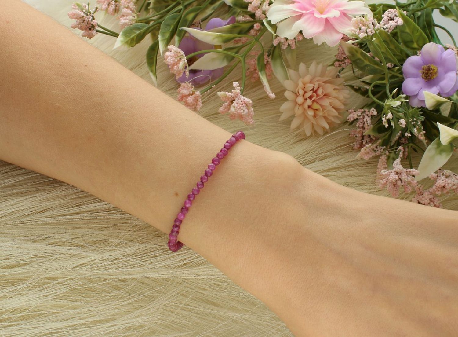 Bransoletka damska ze srebra 925 z rubinami. Elegancka biżuteria z kamieniami szlachetnymi – idealna na prezent lub do codziennej stylizacji.1.jpg