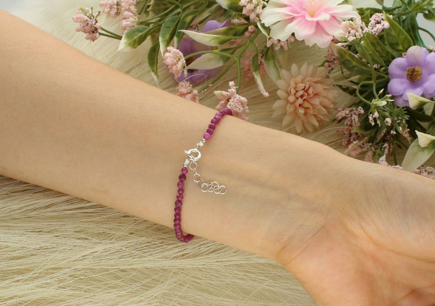 Bransoletka damska ze srebra 925 z rubinami. Elegancka biżuteria z kamieniami szlachetnymi – idealna na prezent lub do codziennej stylizacji.1.jpg