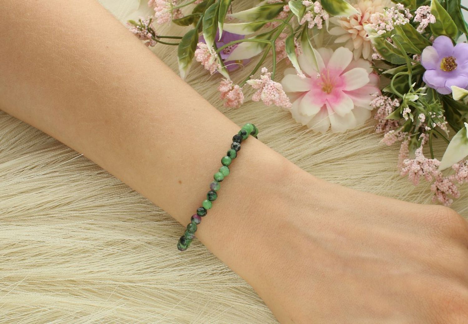 Bransoletka damska srebrna 925 z kamieniami naturalnymi zoisyt z rubinem. Długość 18 cm + 4 cm, kamienie 4 mm, waga 5,60 g. Elegancka, naturalna biżuteria z duszą.1.jpg