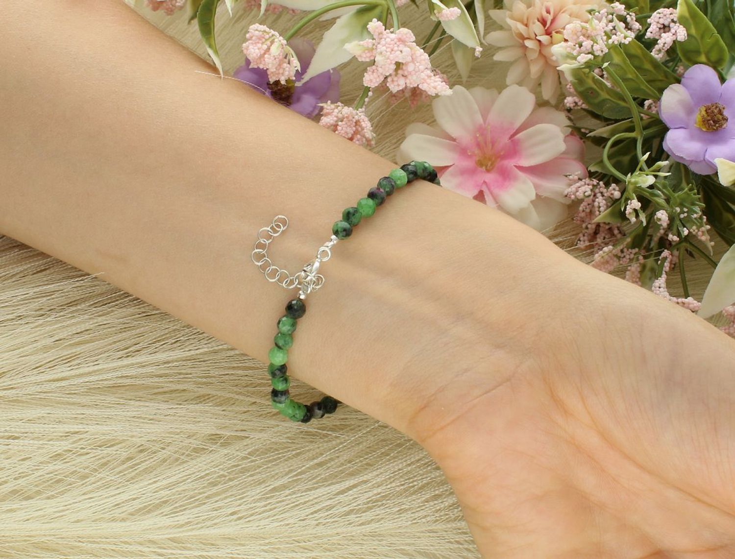 Bransoletka damska srebrna 925 z kamieniami naturalnymi zoisyt z rubinem. Długość 18 cm + 4 cm, kamienie 4 mm, waga 5,60 g. Elegancka, naturalna biżuteria z duszą.1.jpg