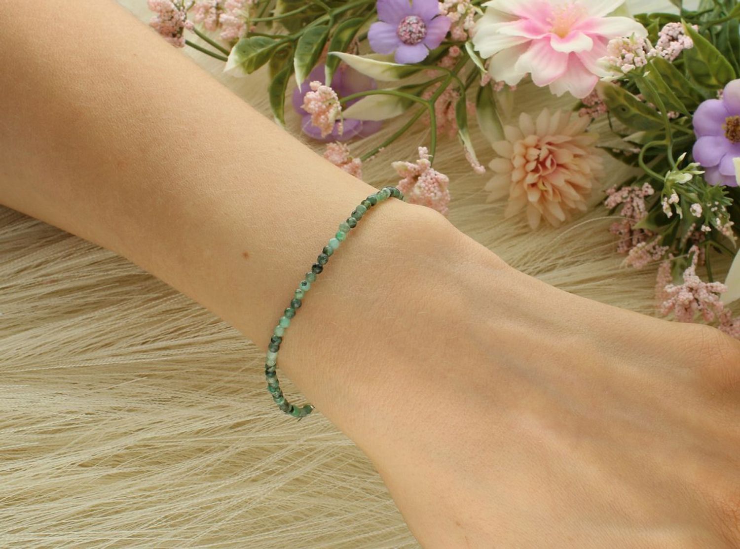 Bransoletka srebrna próby 925 zdobiona naturalnymi szmaragdami. Lekka i elegancka, z regulacją długości i zapięciem na karabińczyk.11.jpg