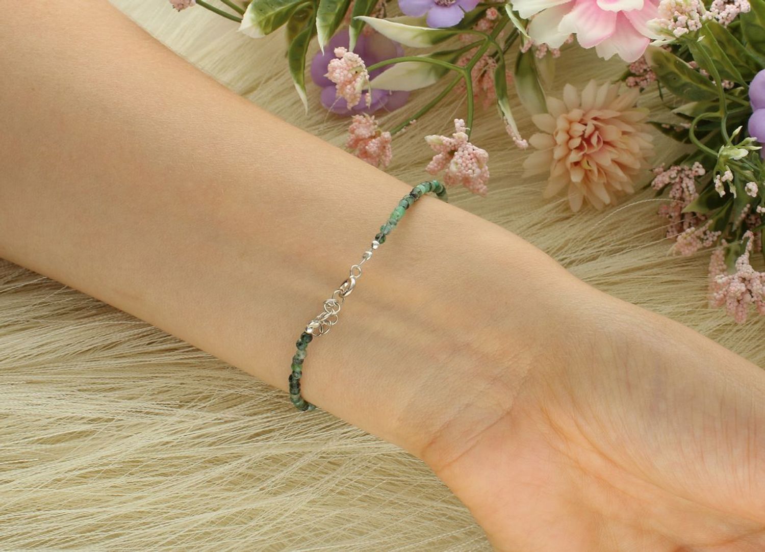 Bransoletka srebrna próby 925 zdobiona naturalnymi szmaragdami. Lekka i elegancka, z regulacją długości i zapięciem na karabińczyk.11.jpg