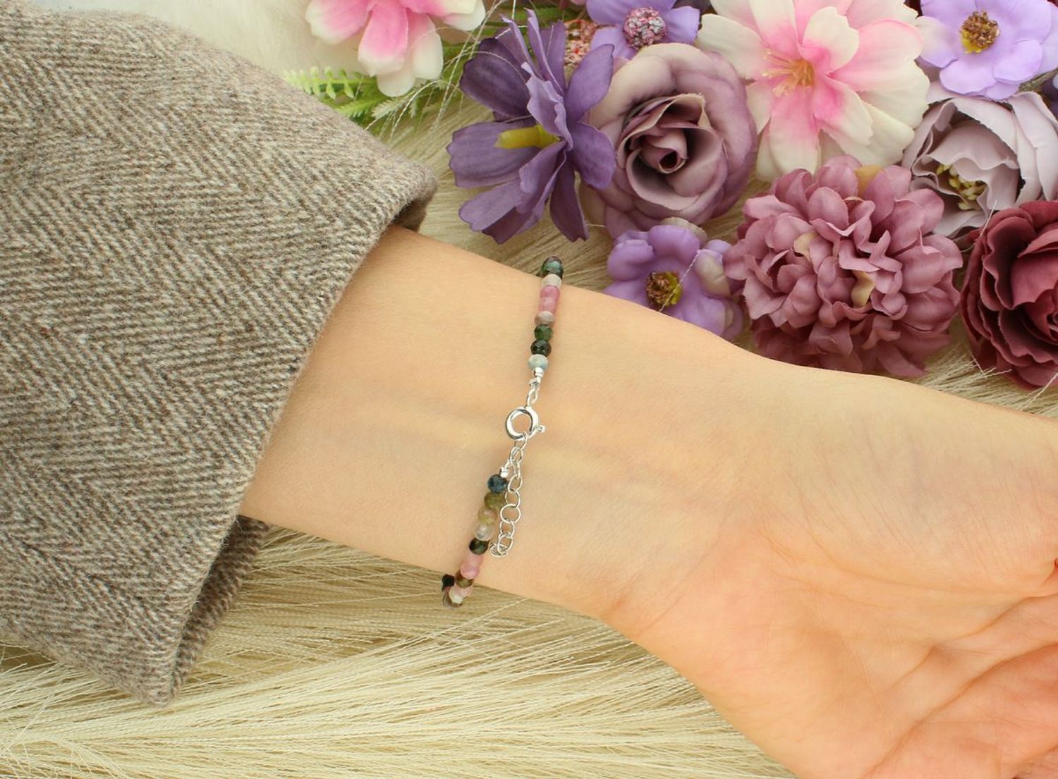 Odkryj wyjątkową bransoletkę damską z naturalnymi kamieniami – opalem i turmalinem. Srebro próby 925, długość 18+3 cm. Lekka, elegancka i idealna na prezent!1.jpg