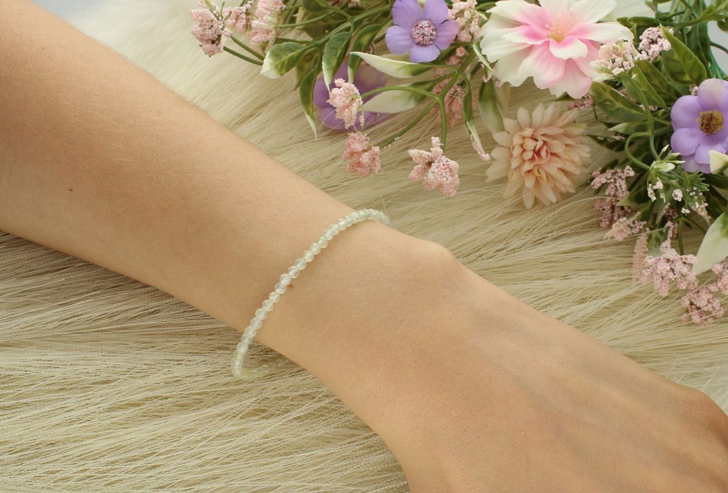 Bransoletka srebrna próby 925 z kamieniami prehnitu. Naturalne piękno, regulowana długość i wygodne zapięcie na karabińczyk.1.jpg