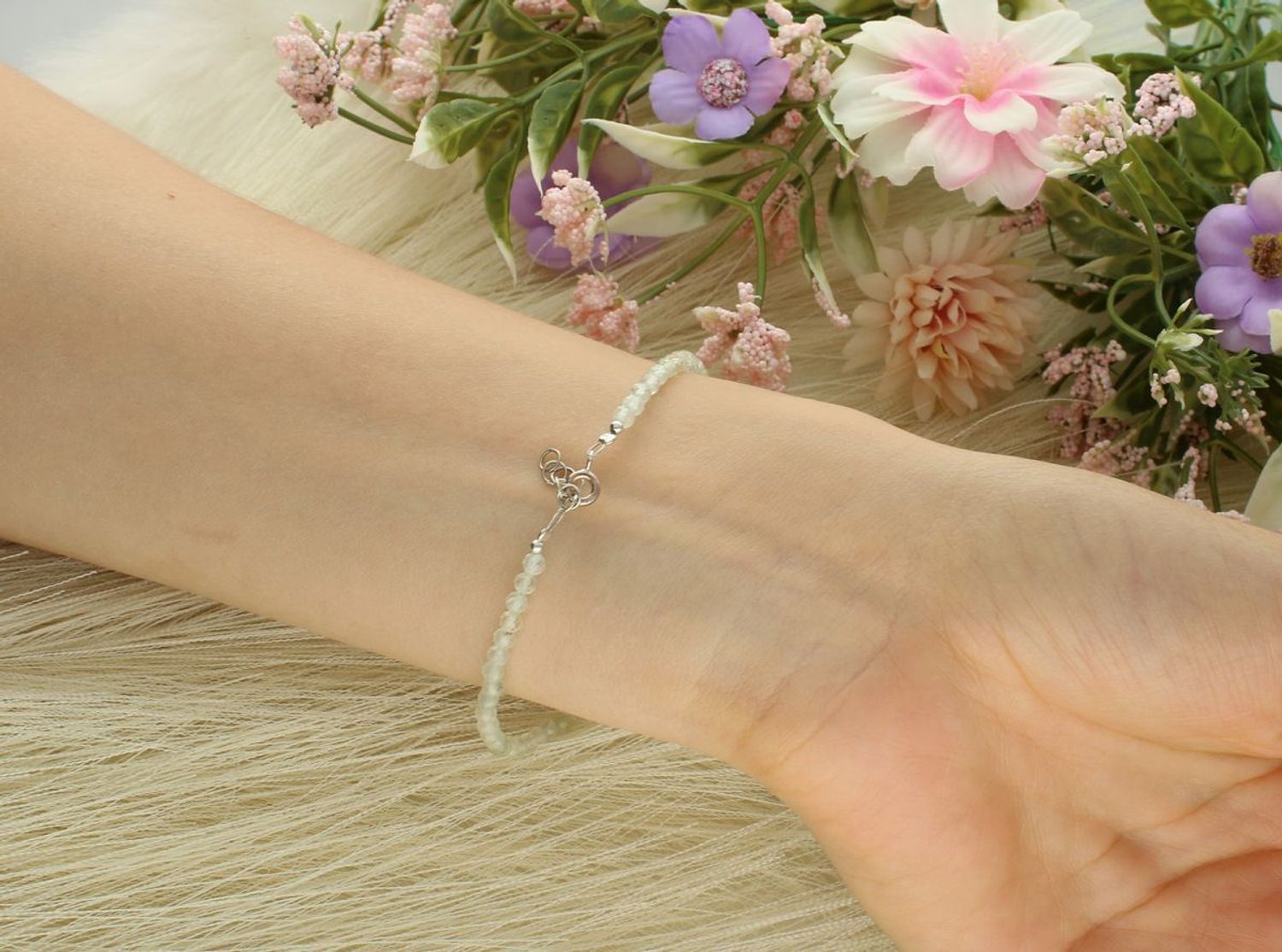 Bransoletka srebrna próby 925 z kamieniami prehnitu. Naturalne piękno, regulowana długość i wygodne zapięcie na karabińczyk.1.jpg