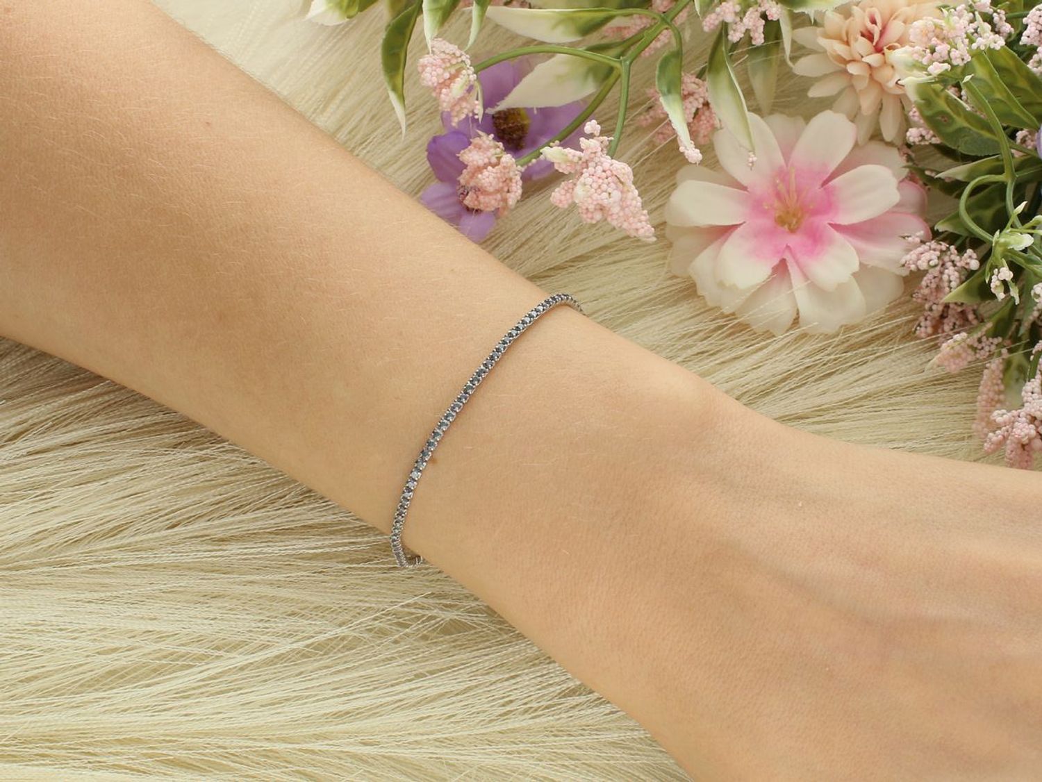 Bransoletka tenisowa srebrna 925 z cyrkoniami mieniącymi się w różu i zieleni. Długość 18+3 cm. Kobiecy blask na każdą okazję. Zapięcie na karabińczyk.1.jpg