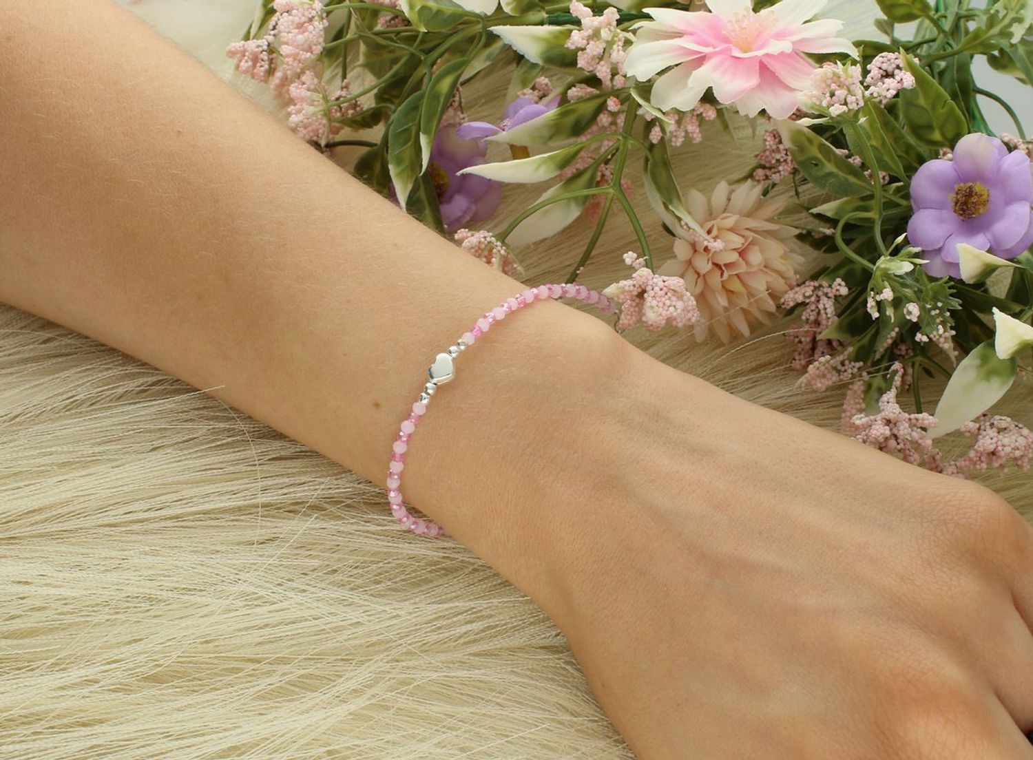 Srebrna bransoletka dla dziewczynki z różowymi koralikami i serduszkiem. Długość 12,5+2 cm. Idealna na prezent – delikatna i bezpieczna.1.jpg