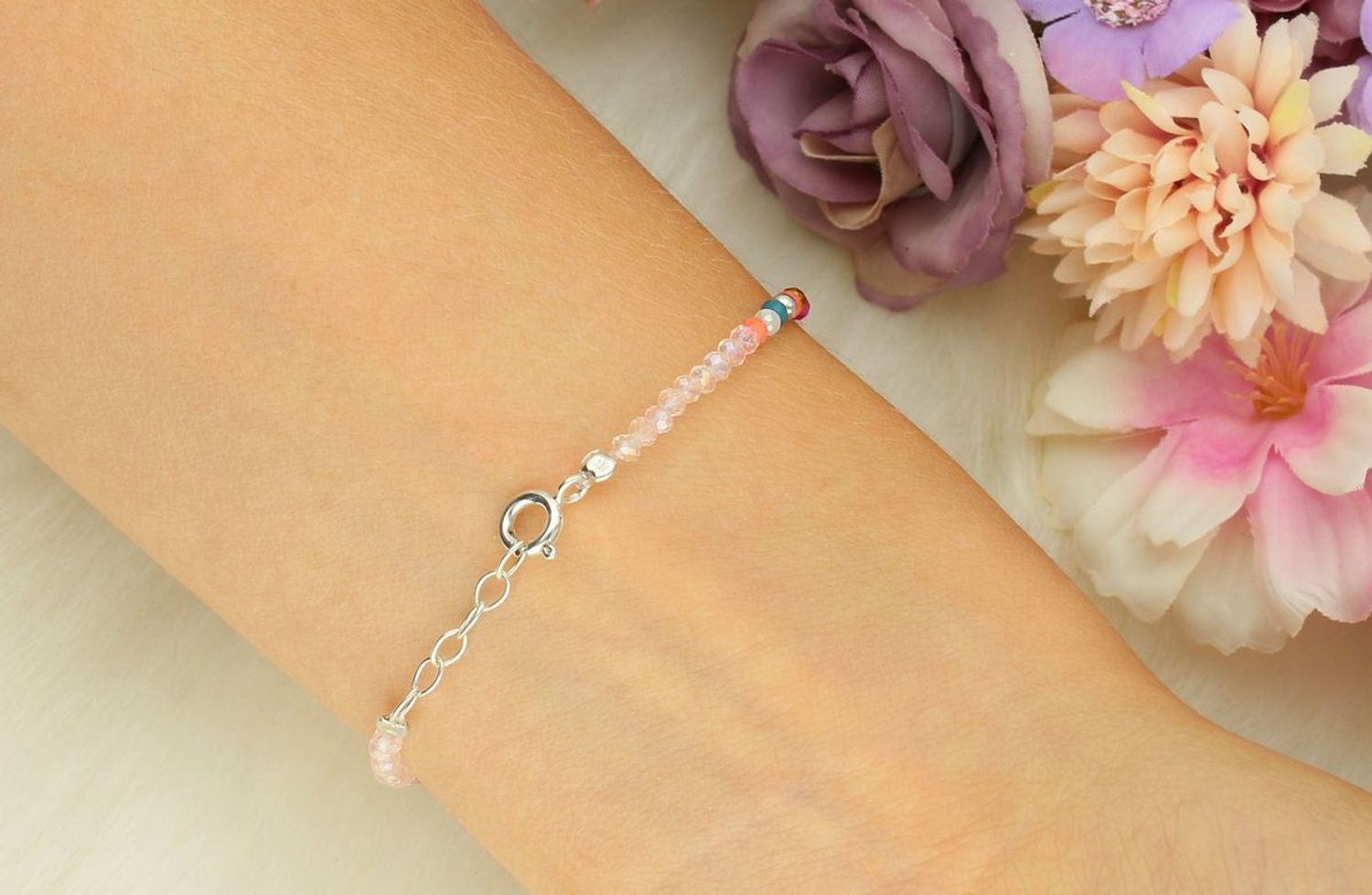 Srebrna bransoletka dziecięca z kolorowymi koralikami, długość 13 + 2 cm, zapięcie na karabińczyk, waga 1,40 g, srebro próby 925. Idealna dla dziewczynki lub jako delikatna damska bransoletka.1.jpg