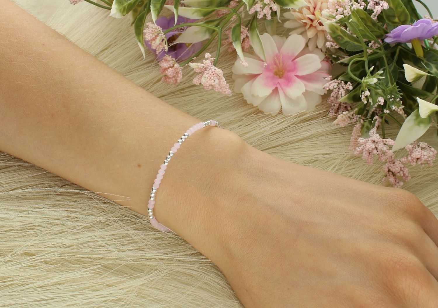 Srebrna bransoletka dla dziewczynki z różowymi koralikami. Długość 13+1 cm, zapięcie na karabińczyk. Idealna na prezent dla dziecka!1.jpg