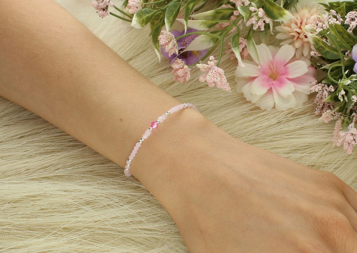 Bransoletka srebrna dla dziewczynki z różowymi koralikami. Długość 13+1 cm. Delikatna, lekka i bezpieczna – idealna na prezent!1.jpg