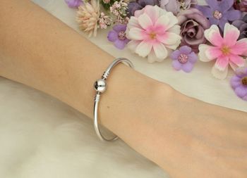 Srebrna bransoletka damska próba 925, sztywna gładka z okrągłym zapięciem na zatrzask. Obwód 18,5 cm, szerokość 3 mm, waga 7,50 g. Elegancka biżuteria.2.jpg