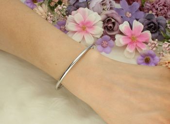 Srebrna bransoletka damska próba 925, sztywna gładka z okrągłym zapięciem na zatrzask. Obwód 18,5 cm, szerokość 3 mm, waga 7,50 g. Elegancka biżuteria.3.jpg