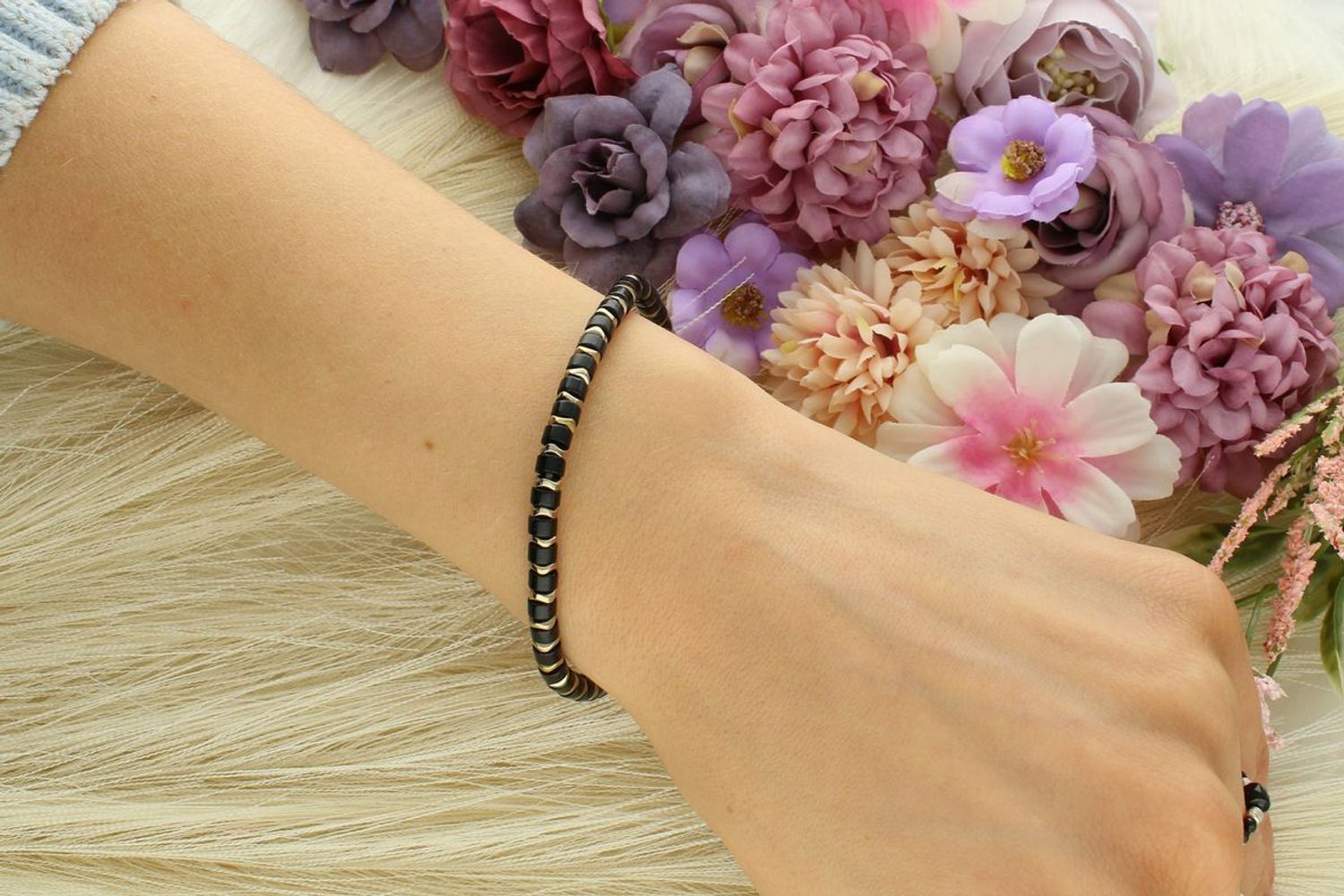 Bransoletka damska na gumce Onyks Lux z kamieniami 4 mm, obwód 18 cm. Elegancka i wygodna biżuteria z naturalnego onyksu na każdą okazję.1.jpg