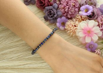 Bransoletka damska na gumce z naturalnym lapis lazuli 4 mm, obwód 18 cm. Stylowa, wygodna i elegancka biżuteria z kamieni naturalnych na każdą okazję.2.jpg