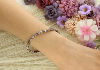 Bransoletka damska na gumce z naturalnym jadeitem ametystowym 4 mm, obwód 18 cm. Stylowa i wygodna biżuteria z kamieni naturalnych na każdą okazję.2.jpg