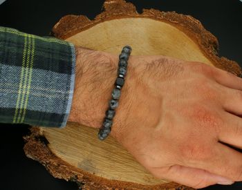Stylowa męska bransoletka z fasetowanego czarnego labradorytu (8 mm), elastyczna gumka, obwód 20 cm. Model DIA-BRA-13244-INNE – głęboka czerń, elegancja i symboliczna ochrona.2.jpg