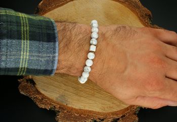 Bransoletka męska z kamieni naturalnych howlit o średnicy 5–8 mm. Elastyczna gumka, obwód 19 cm. Model DIA-BRA-13247-INNE – styl, komfort i pozytywna energia.2.jpg