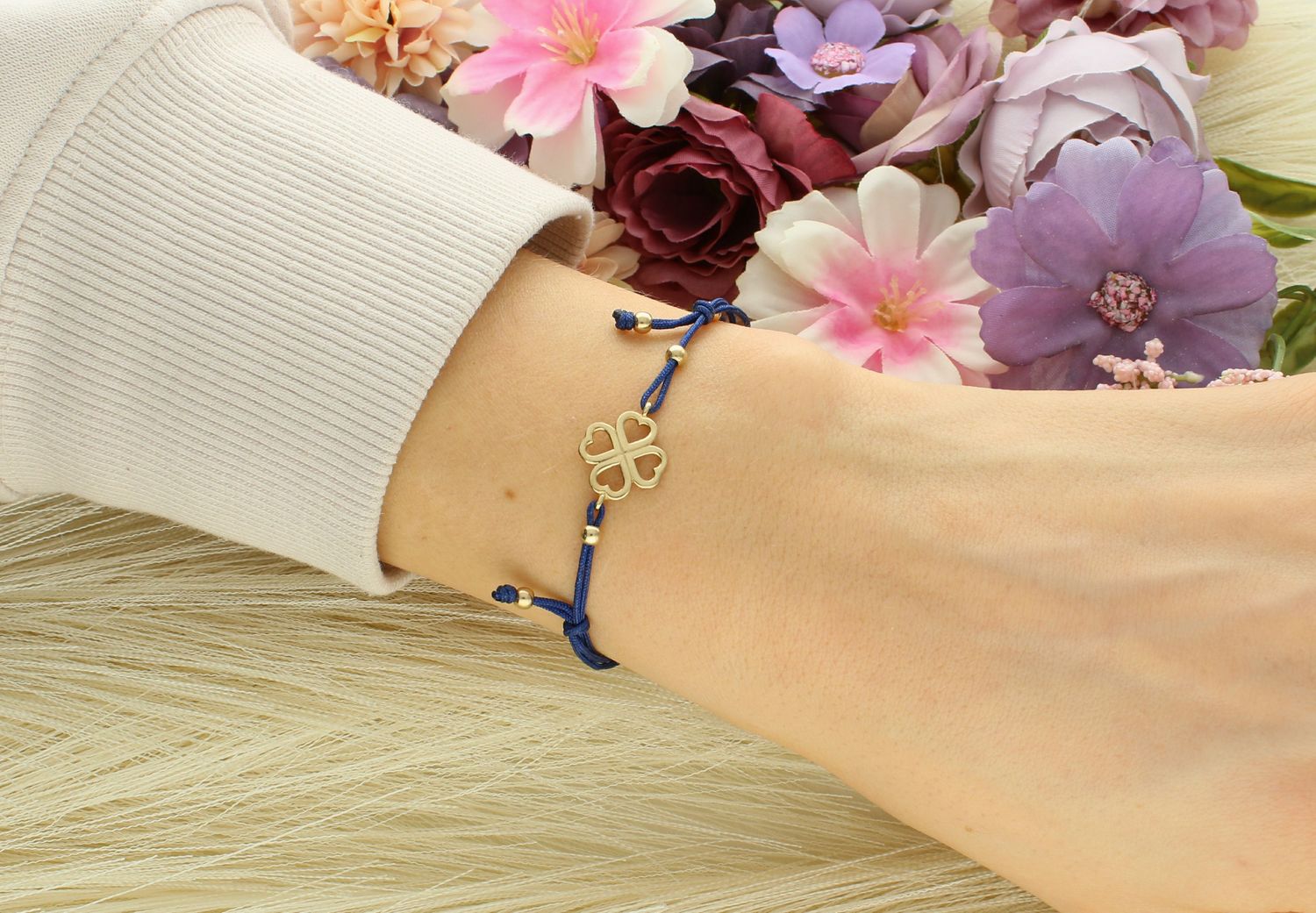 Bransoletka celebrytka sznureczek koniczynka pr 333, DIA-BRA-1328-333 Bransoleta złota z granatowym sznurkiem to bardzo modny, nowoczesny akcent dla kobiet lubiących podkreślać swoją indywidualność1.jpg