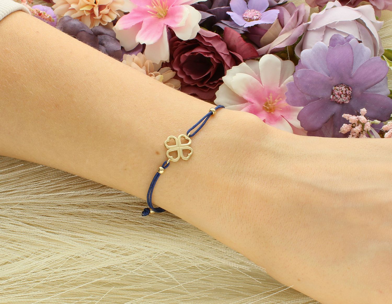 Bransoletka celebrytka sznureczek koniczynka pr 333, DIA-BRA-1328-333 Bransoleta złota z granatowym sznurkiem to bardzo modny, nowoczesny akcent dla kobiet lubiących podkreślać swoją indywidualność1.jpg