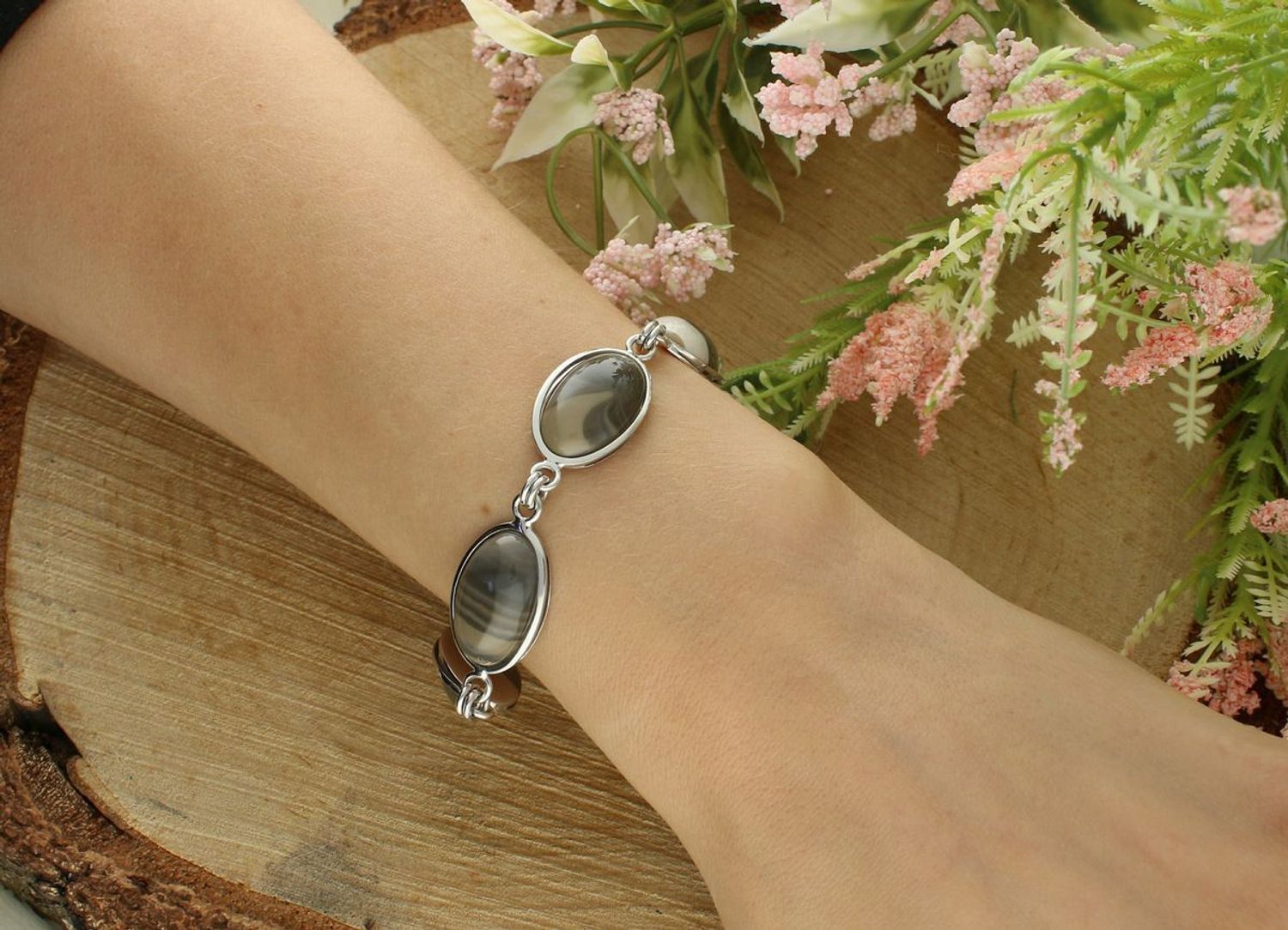 Srebrna bransoletka damska z krzemieniem pasiastym – srebro 925, owalne kształty, 19 cm.jpg