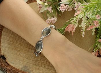 Elegancka srebrnaa bransoletka damska z naturalnym krzemieniem pasiastym. Owalne kształty, srebro 925, długość 19 cm. Zapięcie na karabińczyk. Stylowy dodatek z nutą natury (3).jpg