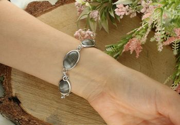 Elegancka srebrnaa bransoletka damska z naturalnym krzemieniem pasiastym. Owalne kształty, srebro 925, długość 19 cm. Zapięcie na karabińczyk. Stylowy dodatek z nutą natury (4).jpg