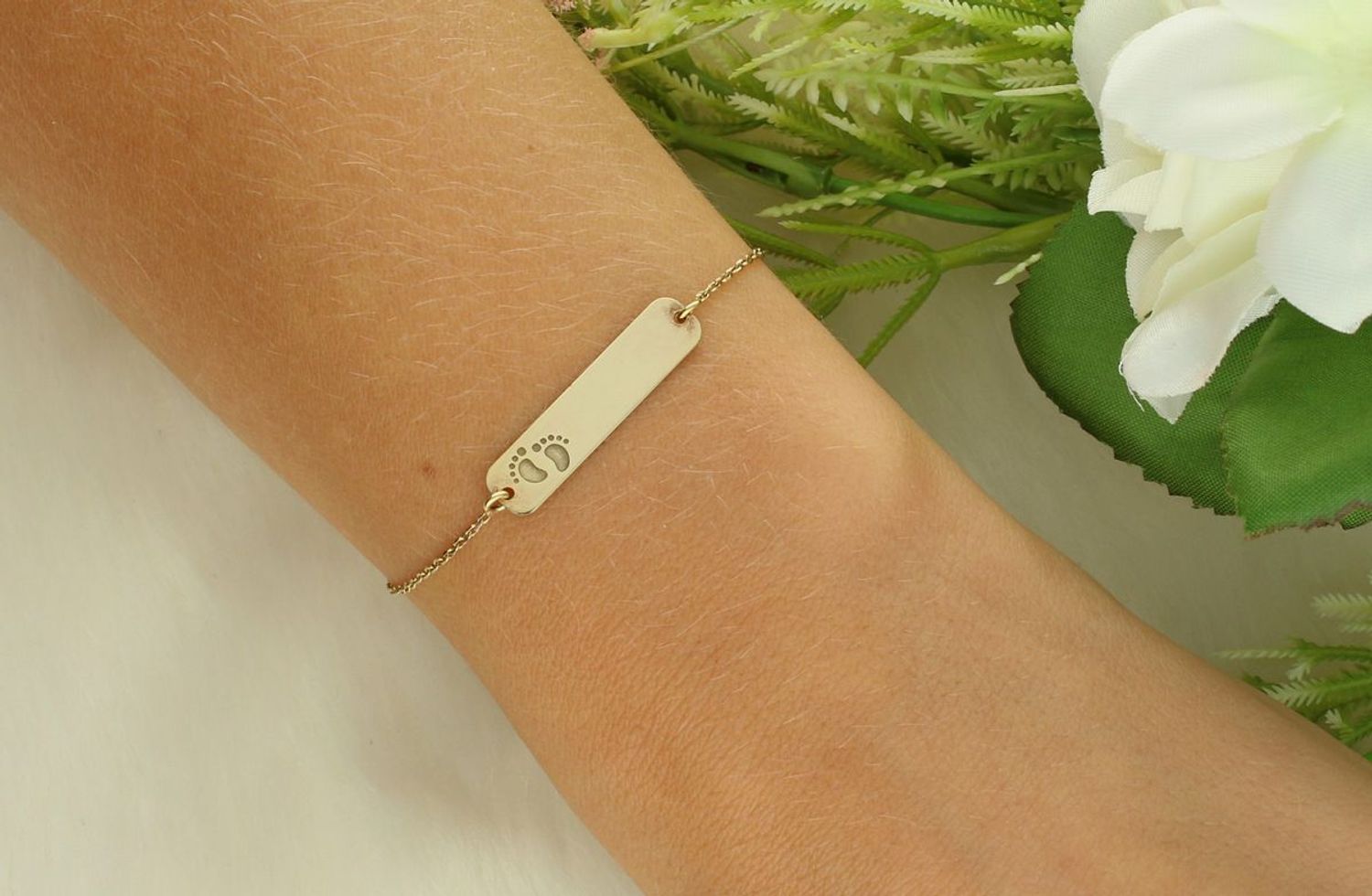 Elegancka bransoletka srebrna damska pozłacana próby 925 z blaszką w kształcie stópki. Długość 17 cm + 3 cm, zapięcie na karabińczyk, lekka i subtelna biżuteria idealna na prezent.1.jpg