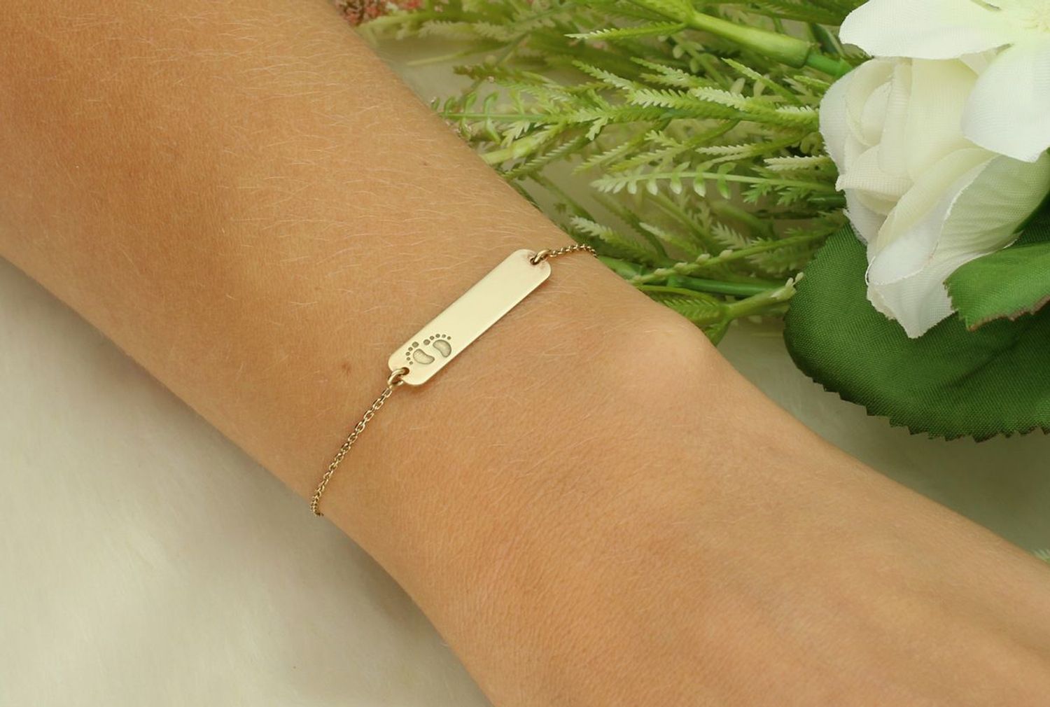 Elegancka bransoletka srebrna damska pozłacana próby 925 z blaszką w kształcie stópki. Długość 17 cm + 3 cm, zapięcie na karabińczyk, lekka i subtelna biżuteria idealna na prezent.1.jpg