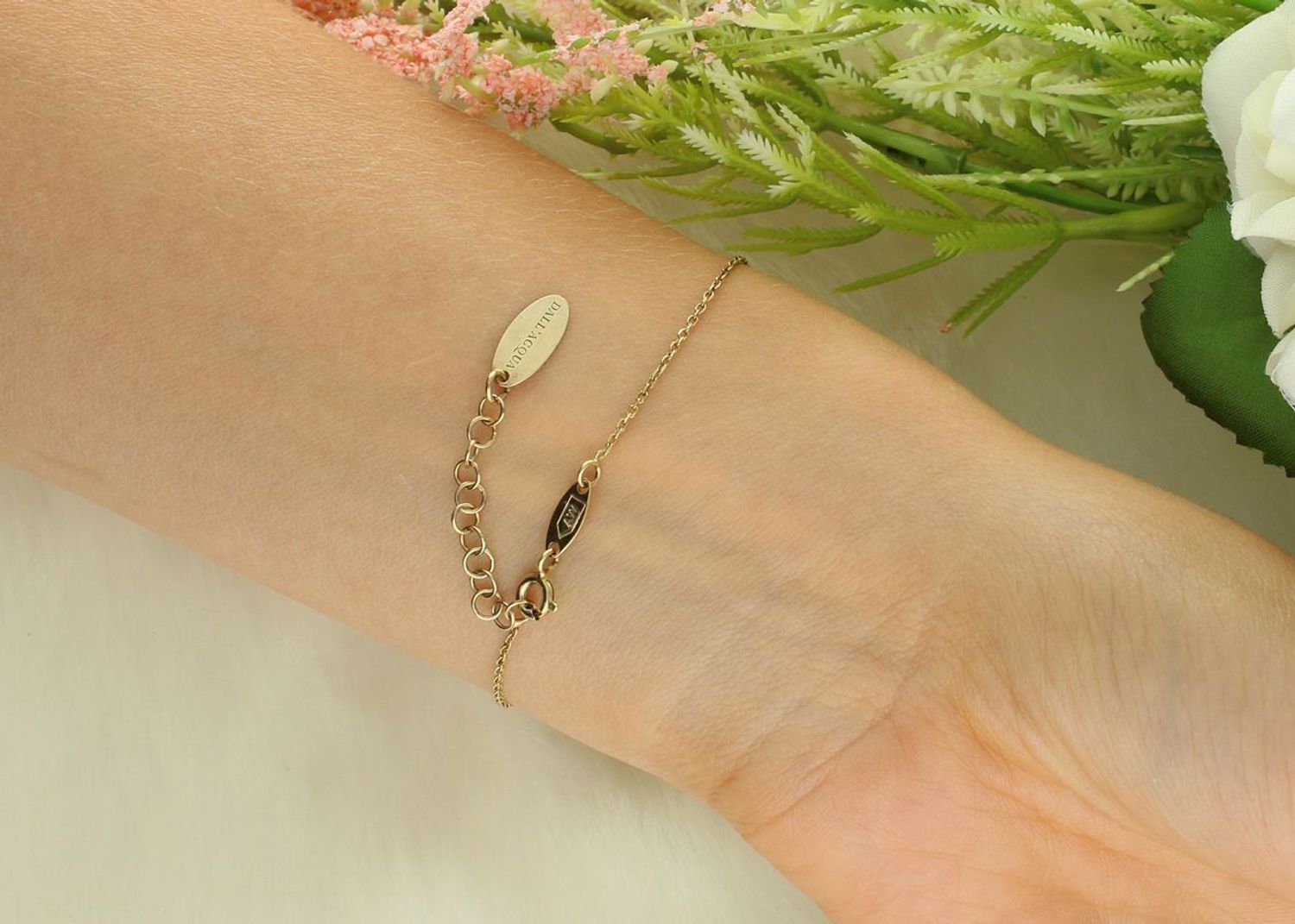 Elegancka bransoletka srebrna damska pozłacana próby 925 z blaszką w kształcie stópki. Długość 17 cm + 3 cm, zapięcie na karabińczyk, lekka i subtelna biżuteria idealna na prezent.1.jpg