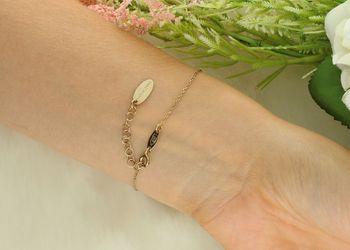 Elegancka bransoletka srebrna damska pozłacana próby 925 z blaszką w kształcie stópki. Długość 17 cm + 3 cm, zapięcie na karabińczyk, lekka i subtelna biżuteria idealna na prezent.4.jpg