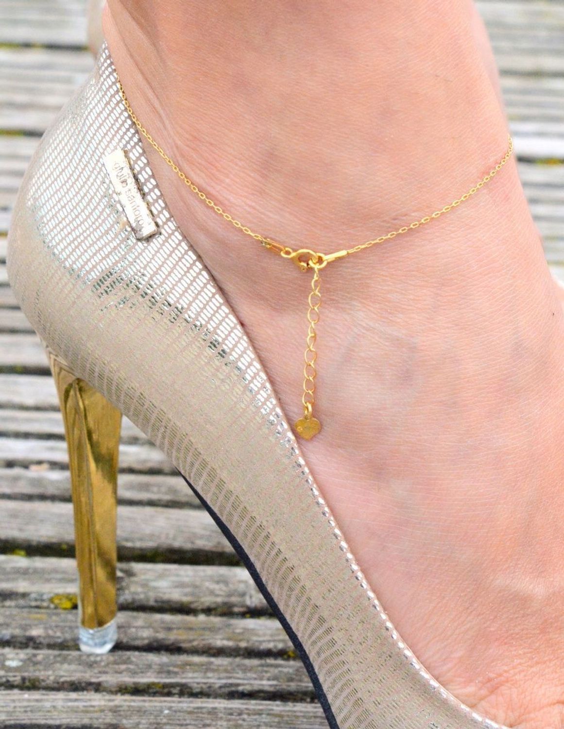 Bransoletka damska na nogę z pozłacanego srebra 925, model DIA-BRA-13322-925. Długość 26+2 cm, okrągła blaszka 1 cm, zapięcie na karabińczyk. Elegancka i modna ozdoba na lato.1.jpg