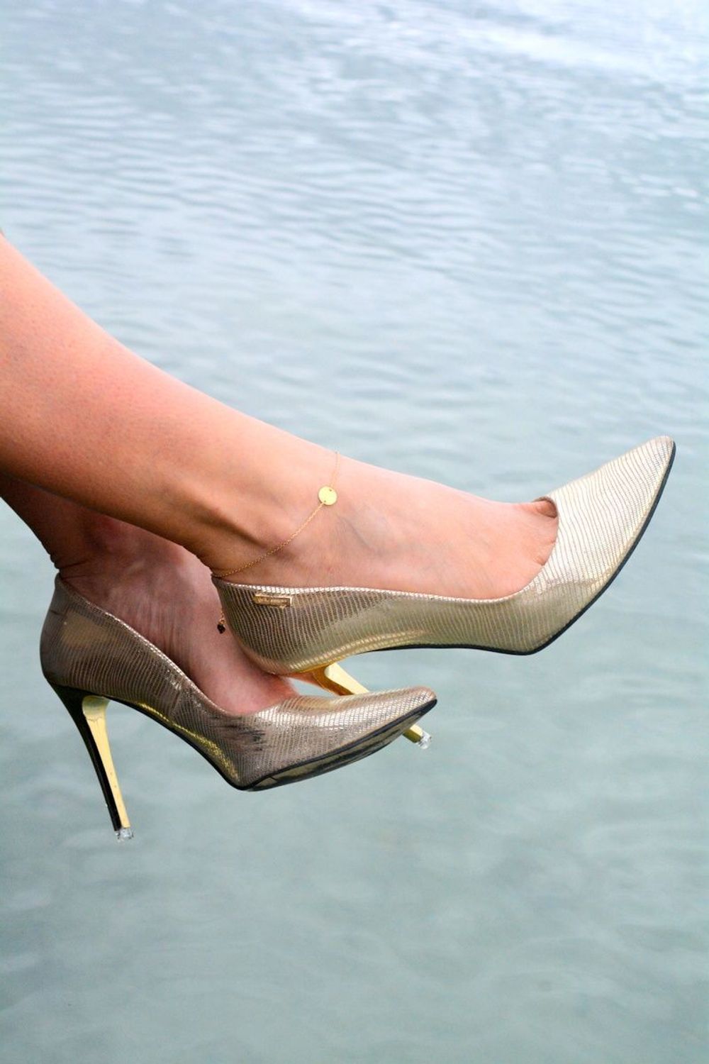 Bransoletka damska na nogę z pozłacanego srebra 925, model DIA-BRA-13322-925. Długość 26+2 cm, okrągła blaszka 1 cm, zapięcie na karabińczyk. Elegancka i modna ozdoba na lato.1.jpg