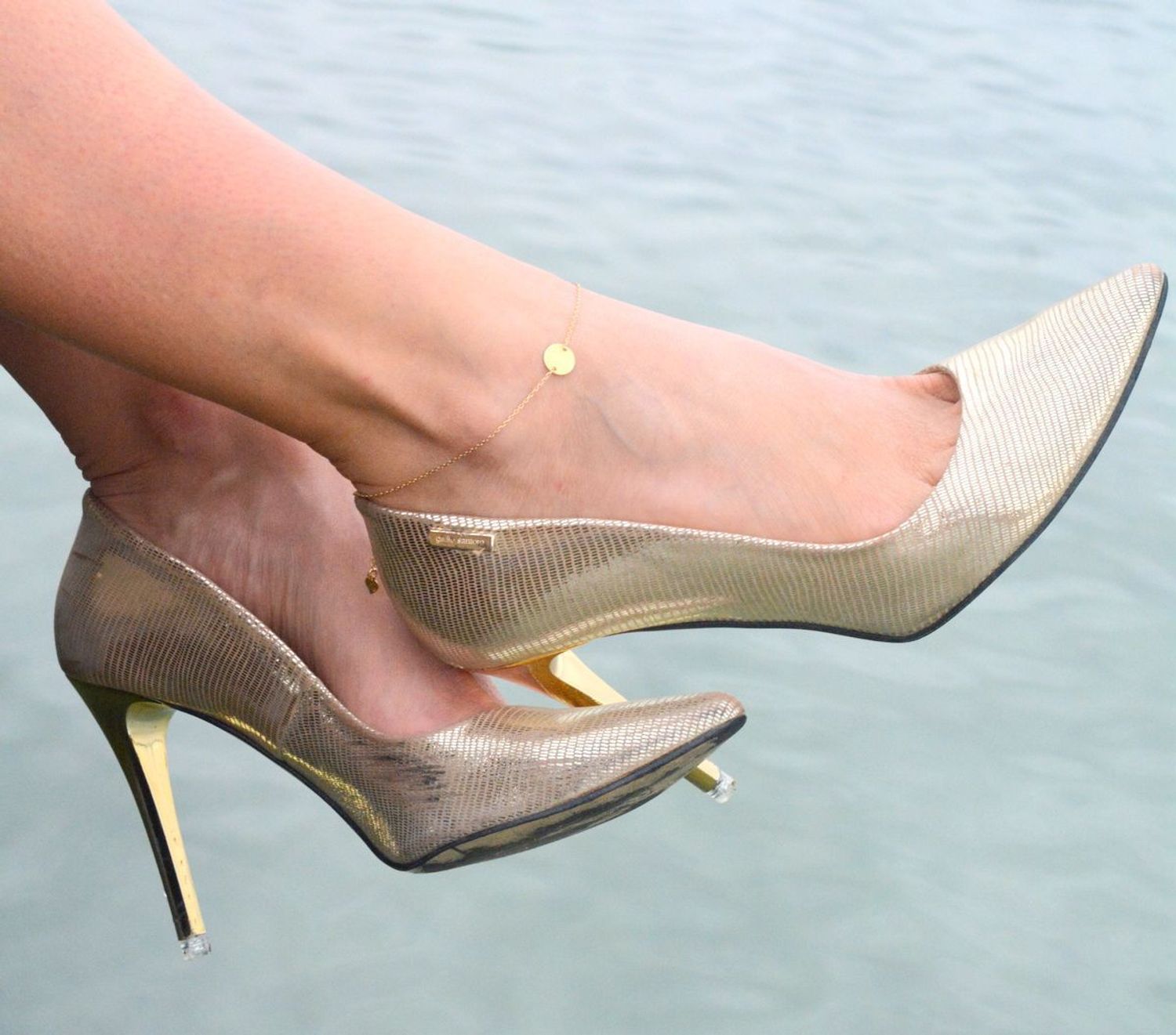 Bransoletka damska na nogę z pozłacanego srebra 925, model DIA-BRA-13322-925. Długość 26+2 cm, okrągła blaszka 1 cm, zapięcie na karabińczyk. Elegancka i modna ozdoba na lato.1.jpg