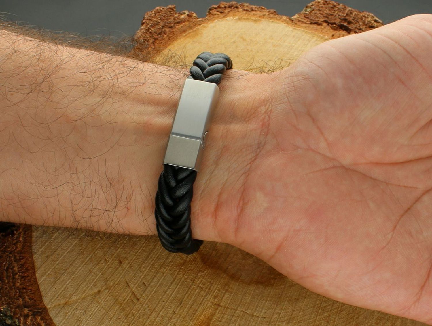 Bransoletka męska skórzana pleciona czarna ze stalowym zapięciemna magnes DIA-BRA-13323-STAL 20 cm black.jpg