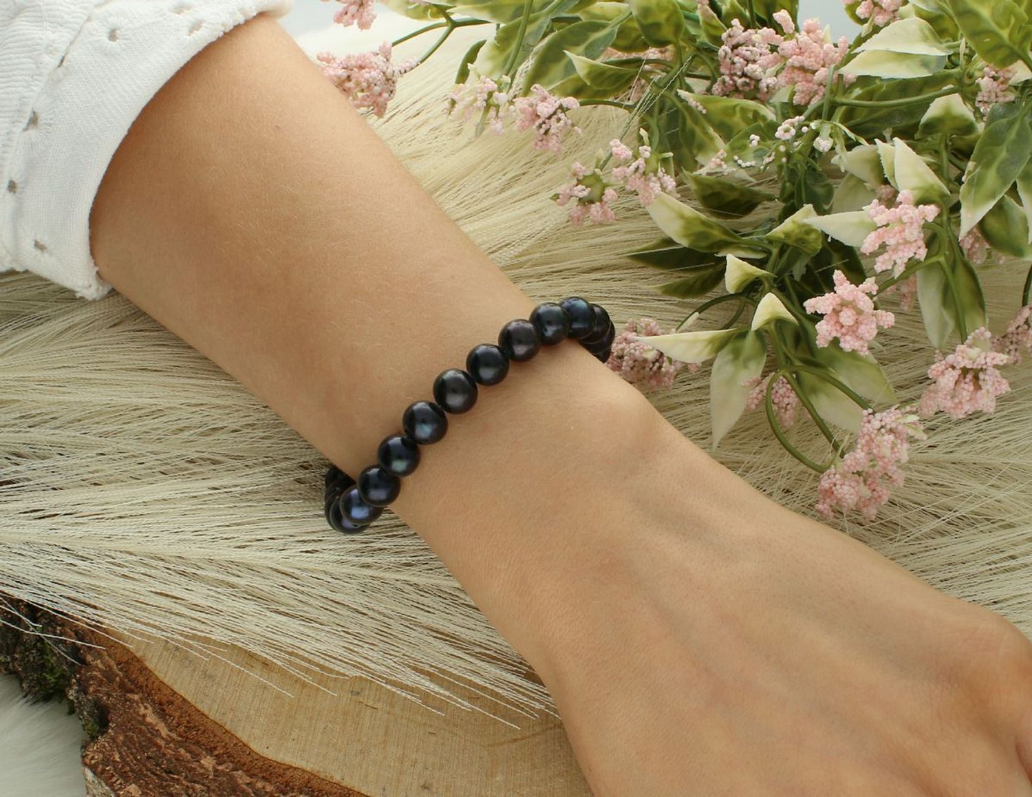 Bransoletka srebrna 925 DIA-BRA-13324-925 z granatowymi perłami o średnicy ~9 mm. Długość 19 cm, waga 18,05 g, zapięcie na karabińczyk. Klasyczna, elegancka biżuteria dla wymagających kobiet.1.jpg