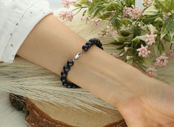 Bransoletka srebrna 925 DIA-BRA-13324-925 z granatowymi perłami o średnicy ~9 mm. Długość 19 cm, waga 18,05 g, zapięcie na karabińczyk. Klasyczna, elegancka biżuteria dla wymagających kobiet.3.jpg