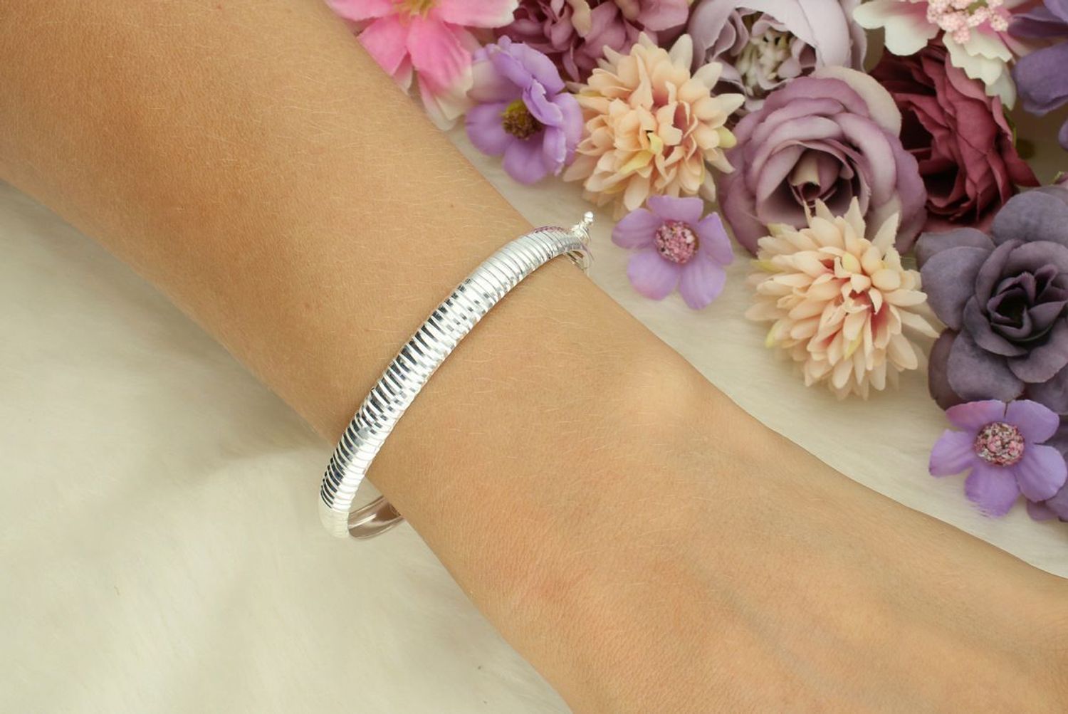 Bransoletka damska srebrna próba 925 DIA-BRA-13326-925 – sztywna, owalna, zdobiona wzorem. Obwód 17 cm, szerokość 7 mm, zapięcie na zatrzask. Idealna na prezent.1.jpg