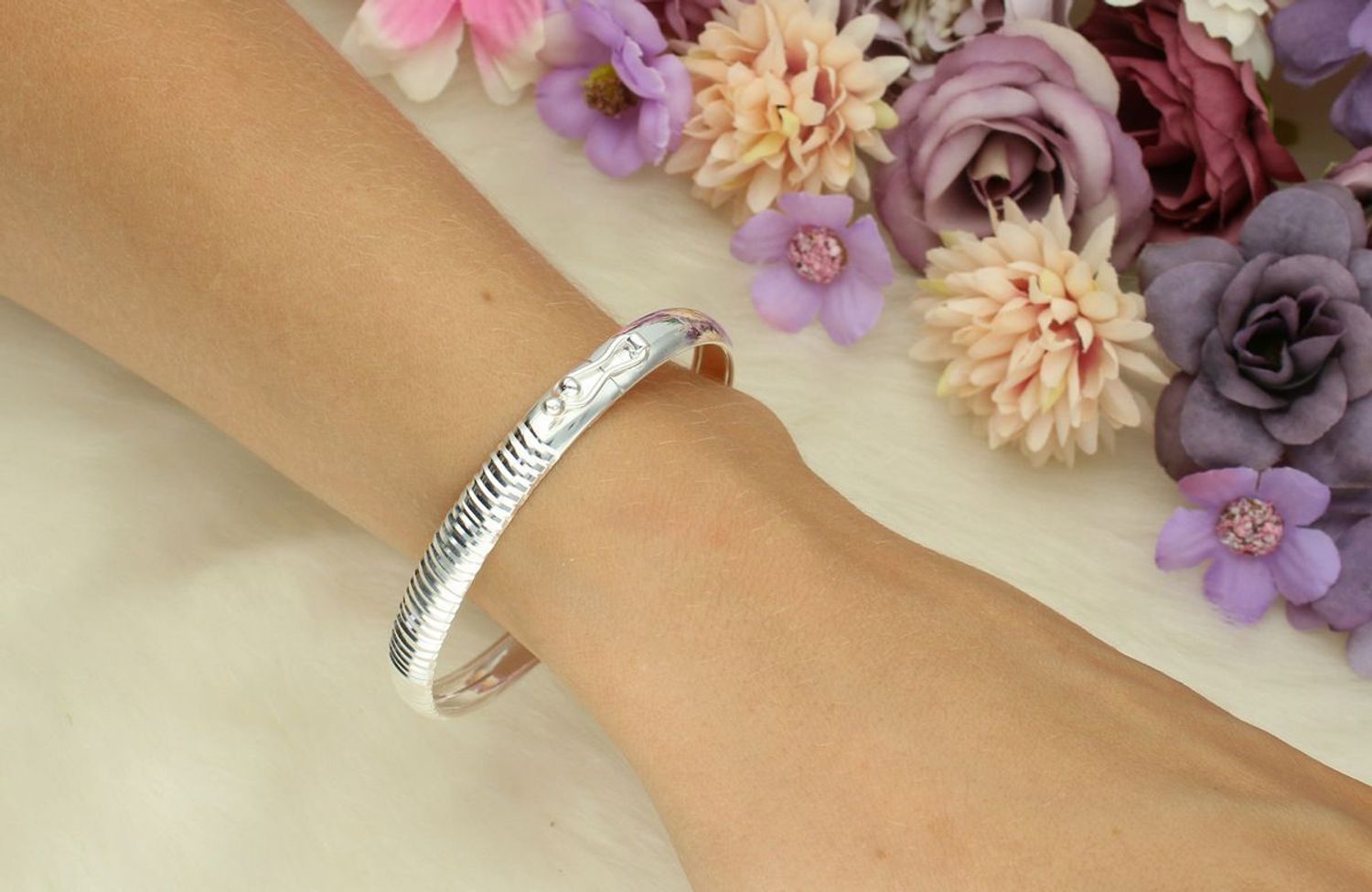 Bransoletka damska srebrna próba 925 DIA-BRA-13326-925 – sztywna, owalna, zdobiona wzorem. Obwód 17 cm, szerokość 7 mm, zapięcie na zatrzask. Idealna na prezent.1.jpg