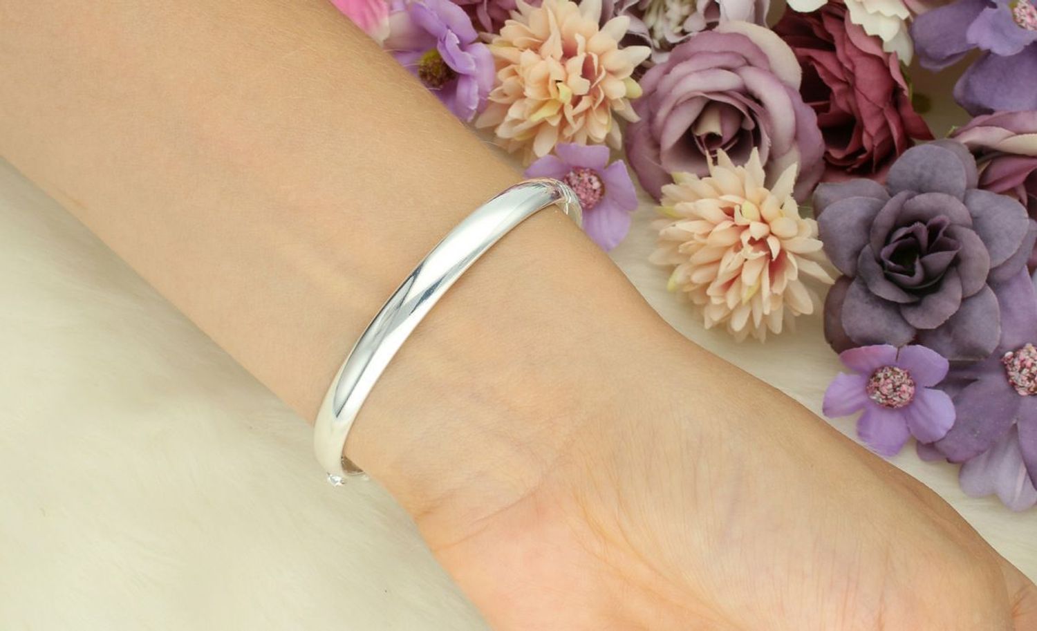 Bransoletka damska srebrna próba 925 DIA-BRA-13326-925 – sztywna, owalna, zdobiona wzorem. Obwód 17 cm, szerokość 7 mm, zapięcie na zatrzask. Idealna na prezent.1.jpg