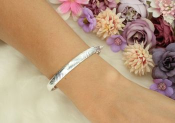 Stylowa srebrna bransoletka damska próby 925 – model DIA-BRA-13327. Owalna, sztywna, z ozdobnym wzorem, szerokość 7 mm, długość 17 cm. Zapięcie na zatrzask – elegancja i wygoda.2.jpg
