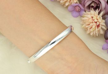 Stylowa srebrna bransoletka damska próby 925 – model DIA-BRA-13327. Owalna, sztywna, z ozdobnym wzorem, szerokość 7 mm, długość 17 cm. Zapięcie na zatrzask – elegancja i wygoda.4.jpg