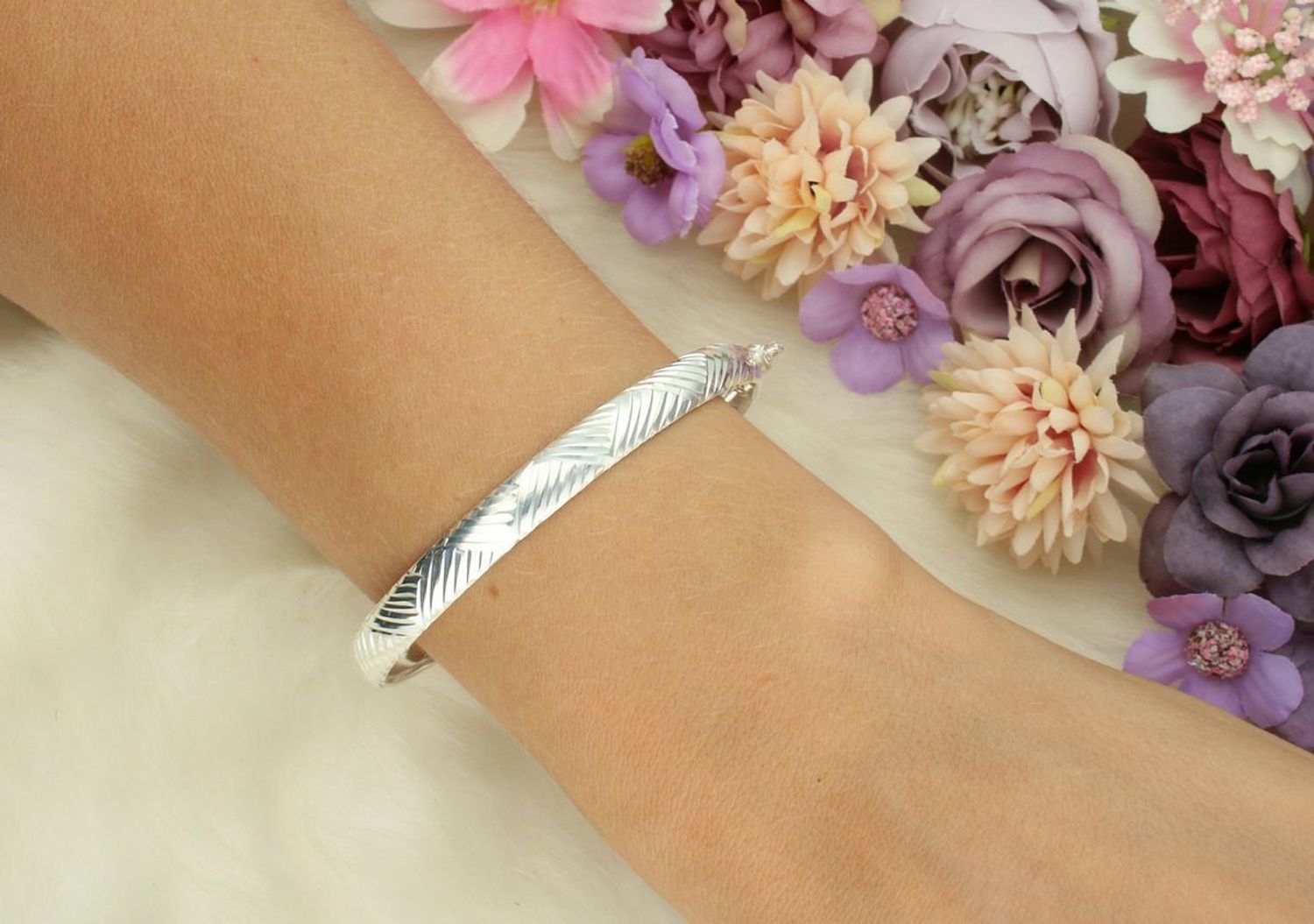 Stylowa srebrna bransoletka damska próby 925 – model DIA-BRA-13327. Owalna, sztywna, z ozdobnym wzorem, szerokość 7 mm, długość 17 cm. Zapięcie na zatrzask – elegancja i wygoda.1.jpg