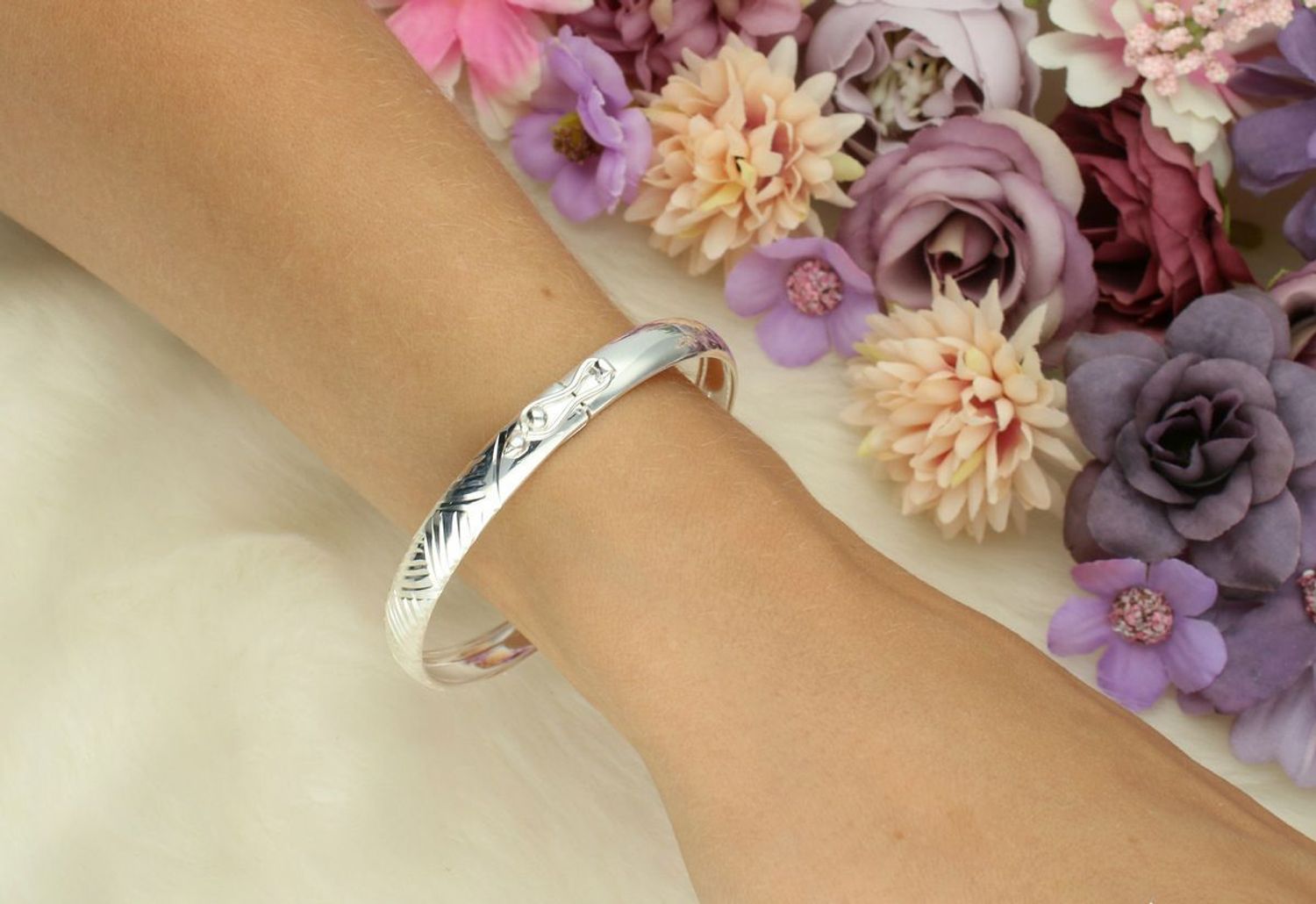 Stylowa srebrna bransoletka damska próby 925 – model DIA-BRA-13327. Owalna, sztywna, z ozdobnym wzorem, szerokość 7 mm, długość 17 cm. Zapięcie na zatrzask – elegancja i wygoda.1.jpg