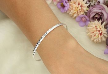 Elegancka srebrna bransoletka damska próby 925 – model DIA-BRA-13339. Sztywna, okrągła forma, delikatny wzór, długość 19 cm, szerokość 3 mm. Idealna na co dzień i na prezent.2.jpg