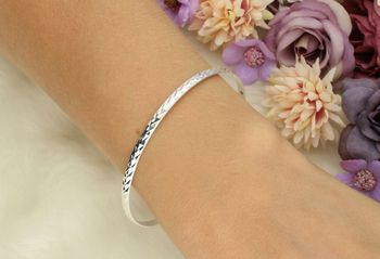 Elegancka srebrna bransoletka damska próby 925 – model DIA-BRA-13339. Sztywna, okrągła forma, delikatny wzór, długość 19 cm, szerokość 3 mm. Idealna na co dzień i na prezent.3.jpg