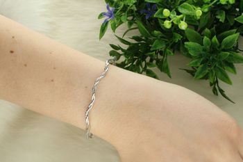 Stylowa srebrna bransoletka damska próby 925 – DIA-BRA-13340-925 z plecionym wzorem i zapięciem na karabińczyk. Długość 19 cm, waga 3,80 g. Idealna na co dzień i na prezent!3.jpg