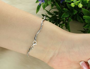 Stylowa srebrna bransoletka damska próby 925 – DIA-BRA-13340-925 z plecionym wzorem i zapięciem na karabińczyk. Długość 19 cm, waga 3,80 g. Idealna na co dzień i na prezent!4.jpg