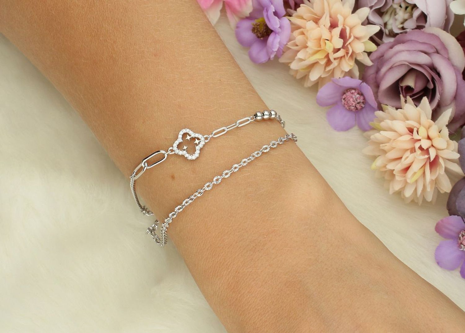 Bransoletka damska ze srebra 925 z zawieszką w kształcie koniczynki. Podwójny łańcuszek, regulowana długość 14 + 6 cm, zapięcie na karabińczyk. Subtelny urok i ponadczasowy styl.1.jpg