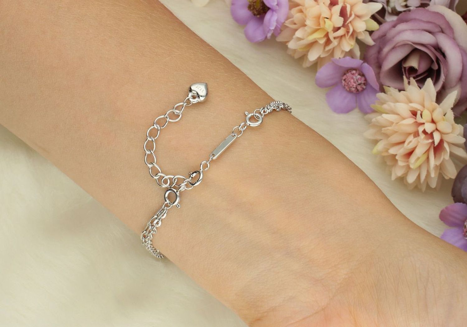 Bransoletka damska ze srebra 925 z zawieszką w kształcie koniczynki. Podwójny łańcuszek, regulowana długość 14 + 6 cm, zapięcie na karabińczyk. Subtelny urok i ponadczasowy styl.1.jpg